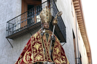 El santo ha sido trasladado con su comitiva desde la capilla de San Lorenzo a la catedral de Pamplona, donde permanecerá hasta el martes. El sol acompañó el acto, secundado por miles de personas