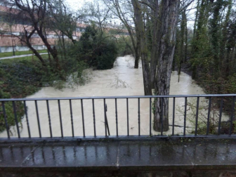 La lluvia de las últimas horas deja ríos desbordados y carreteras cortadas en Navarra