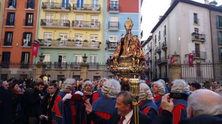 Suenan las campanas de la catedral de Pamplona para recibir al santo y su comitiva, que ya se encuentran en la puerta.