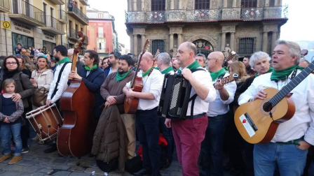 La procesión llega a la plaza del Ayuntamiento donde, ante miles de miradas, la Cofradía Musical San Saturnino le dedica al patrón de Navarra la 'Canción a San Fermín'.