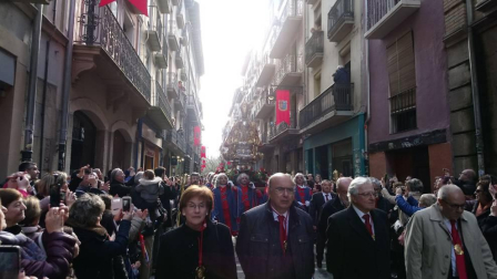 San Fermín se abre camino entre los cientos de pamploneses que aplauden y le ofrecen flores y vivas al santo en ambos lados de la calle