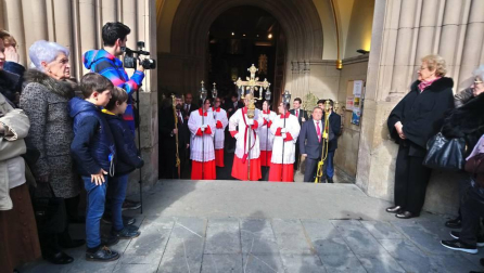 Los feligreses esperan la salida de San Fermín en el pórtico de la iglesia de San Lorenzo