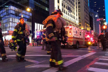 Un hombre murió y cuatro bomberos sufrieron lesiones leves por un incendio que se declaró hoy en la Torre Trump de Nueva York por motivos aún desconocidos, informaron fuentes oficiales.