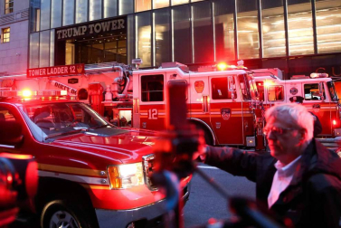 Un hombre murió y cuatro bomberos sufrieron lesiones leves por un incendio que se declaró hoy en la Torre Trump de Nueva York por motivos aún desconocidos, informaron fuentes oficiales.