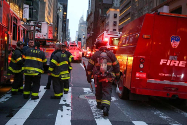 Un hombre murió y cuatro bomberos sufrieron lesiones leves por un incendio que se declaró hoy en la Torre Trump de Nueva York por motivos aún desconocidos, informaron fuentes oficiales.