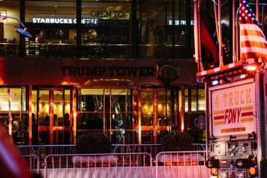 Un hombre murió y cuatro bomberos sufrieron lesiones leves por un incendio que se declaró hoy en la Torre Trump de Nueva York por motivos aún desconocidos, informaron fuentes oficiales.