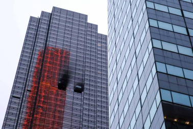 Un hombre murió y cuatro bomberos sufrieron lesiones leves por un incendio que se declaró hoy en la Torre Trump de Nueva York por motivos aún desconocidos, informaron fuentes oficiales.