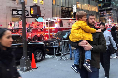 Un hombre murió y cuatro bomberos sufrieron lesiones leves por un incendio que se declaró hoy en la Torre Trump de Nueva York por motivos aún desconocidos, informaron fuentes oficiales.