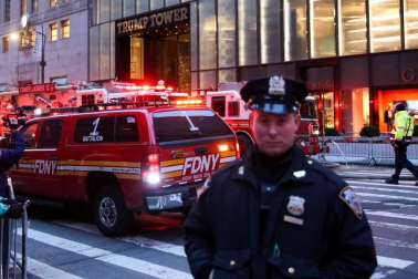 Un hombre murió y cuatro bomberos sufrieron lesiones leves por un incendio que se declaró hoy en la Torre Trump de Nueva York por motivos aún desconocidos, informaron fuentes oficiales.