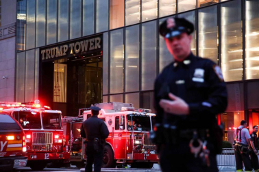 Un hombre murió y cuatro bomberos sufrieron lesiones leves por un incendio que se declaró hoy en la Torre Trump de Nueva York por motivos aún desconocidos, informaron fuentes oficiales.