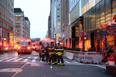 Un hombre murió y cuatro bomberos sufrieron lesiones leves por un incendio que se declaró hoy en la Torre Trump de Nueva York por motivos aún desconocidos, informaron fuentes oficiales.