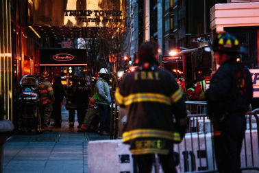 Un hombre murió y cuatro bomberos sufrieron lesiones leves por un incendio que se declaró hoy en la Torre Trump de Nueva York por motivos aún desconocidos, informaron fuentes oficiales.