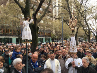 La lluvia cesa en Pamplona para recibir al Ángel de Aralar
