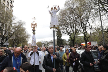 El Ángel de Aralar ha llegado este lunes a la capital navarra y ha sido recibido por el ángel de la Casa de Misericordia