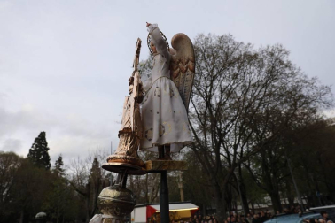El Ángel de Aralar ha llegado este lunes a la capital navarra y ha sido recibido por el ángel de la Casa de Misericordia
