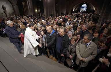 El Ángel de Aralar ha llegado este lunes a la capital navarra y ha sido recibido por el ángel de la Casa de Misericordia