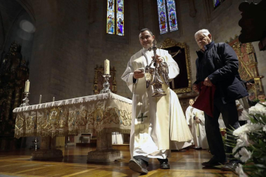 El Ángel de Aralar ha llegado este lunes a la capital navarra y ha sido recibido por el ángel de la Casa de Misericordia