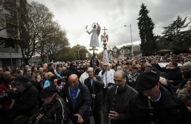 El Ángel de Aralar ha llegado este lunes a la capital navarra y ha sido recibido por el ángel de la Casa de Misericordia