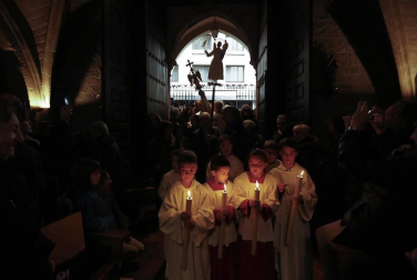 El Ángel de Aralar ha llegado este lunes a la capital navarra y ha sido recibido por el ángel de la Casa de Misericordia
