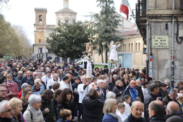 El Ángel de Aralar ha llegado este lunes a la capital navarra y ha sido recibido por el ángel de la Casa de Misericordia