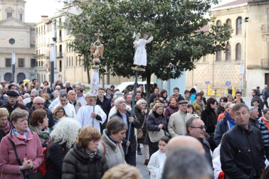 El Ángel de Aralar ha llegado este lunes a la capital navarra y ha sido recibido por el ángel de la Casa de Misericordia