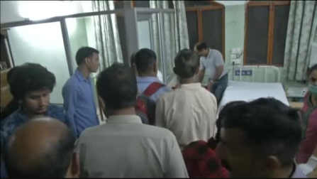 Mueren 26 niños tras caer un autobús escolar por un barranco en el norte de India