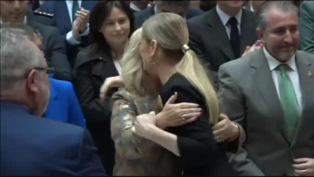 Cifuentes reaparece públicamente para recibir la Cruz de la Dignidad de la AVT