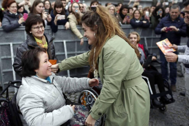 Cientos de admiradores de todas las edades se han acercado este viernes por la tarde hasta la plaza de Baluarte para conseguir un disco firmado por la ganadora de la última edición de 'Operación Triunfo'