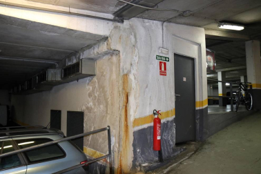El aparcamiento de la calle Compañía de Pamplona sufre desde hace años filtraciones, que ahora llegan al cuadro eléctrico.