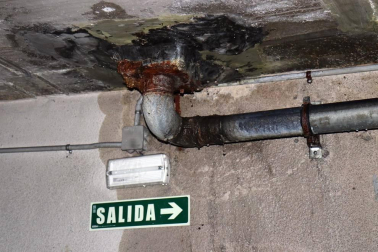 El aparcamiento de la calle Compañía de Pamplona sufre desde hace años filtraciones, que ahora llegan al cuadro eléctrico.