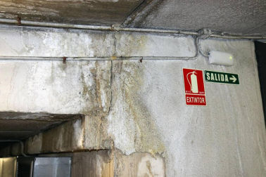 El aparcamiento de la calle Compañía de Pamplona sufre desde hace años filtraciones, que ahora llegan al cuadro eléctrico.