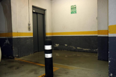 El aparcamiento de la calle Compañía de Pamplona sufre desde hace años filtraciones, que ahora llegan al cuadro eléctrico.