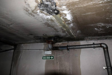 El aparcamiento de la calle Compañía de Pamplona sufre desde hace años filtraciones, que ahora llegan al cuadro eléctrico.