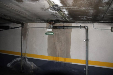 El aparcamiento de la calle Compañía de Pamplona sufre desde hace años filtraciones, que ahora llegan al cuadro eléctrico.
