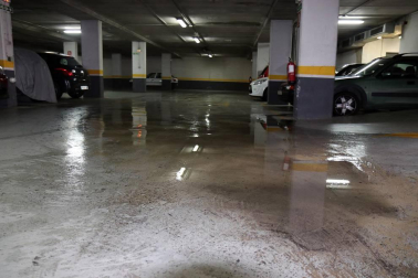 El aparcamiento de la calle Compañía de Pamplona sufre desde hace años filtraciones, que ahora llegan al cuadro eléctrico.