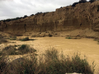 La recta de Arguedas con agua del barranco de Las Limas, cortes en la NA-134 y agua en las Bardenas tras las lluvias del 12 de abril.