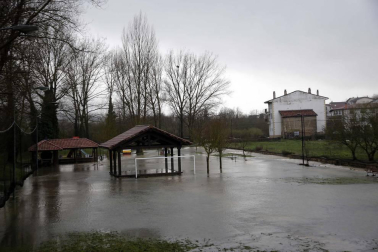 El río Arakil se desbordó en distintos puntos de su curso hasta clausurar comunicaciones internas y anegar prados y parcelas de cultivo.