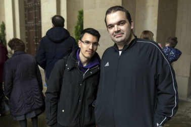 San Fermín y San Miguel de Aralar coincidieron el martes 11 de abril bajo las bóvedas góticas de la catedral de Pamplona. Una situación excepcional que convirtió en una cita deseada la visita del ángel viajero a la seo pamplonesa y que solo empañó el mal tiempo. Aún así, muchos pamploneses se acercaron a vivir este momento y esperaron pacientes para poder encontrarse, en un mismo lugar, con dos de los santos a los que mayor devoción profesan los navarros.