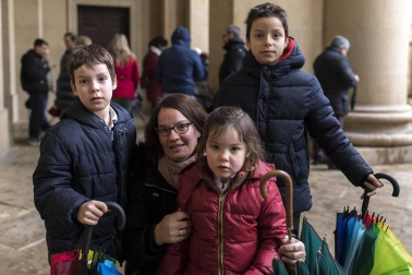 San Fermín y San Miguel de Aralar coincidieron el martes 11 de abril bajo las bóvedas góticas de la catedral de Pamplona. Una situación excepcional que convirtió en una cita deseada la visita del ángel viajero a la seo pamplonesa y que solo empañó el mal tiempo. Aún así, muchos pamploneses se acercaron a vivir este momento y esperaron pacientes para poder encontrarse, en un mismo lugar, con dos de los santos a los que mayor devoción profesan los navarros.