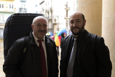 San Fermín y San Miguel de Aralar coincidieron el martes 11 de abril bajo las bóvedas góticas de la catedral de Pamplona. Una situación excepcional que convirtió en una cita deseada la visita del ángel viajero a la seo pamplonesa y que solo empañó el mal tiempo. Aún así, muchos pamploneses se acercaron a vivir este momento y esperaron pacientes para poder encontrarse, en un mismo lugar, con dos de los santos a los que mayor devoción profesan los navarros.