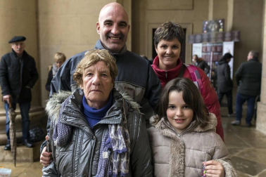 San Fermín y San Miguel de Aralar coincidieron el martes 11 de abril bajo las bóvedas góticas de la catedral de Pamplona. Una situación excepcional que convirtió en una cita deseada la visita del ángel viajero a la seo pamplonesa y que solo empañó el mal tiempo. Aún así, muchos pamploneses se acercaron a vivir este momento y esperaron pacientes para poder encontrarse, en un mismo lugar, con dos de los santos a los que mayor devoción profesan los navarros.