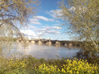 La recta de Arguedas con agua del barranco de Las Limas, cortes en la NA-134 y agua en las Bardenas tras las lluvias del 12 de abril.