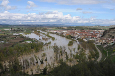 La recta de Arguedas con agua del barranco de Las Limas, cortes en la NA-134 y agua en las Bardenas tras las lluvias del 12 de abril.
