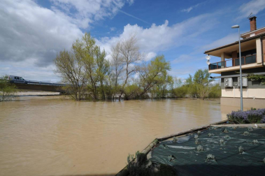 La recta de Arguedas con agua del barranco de Las Limas, cortes en la NA-134 y agua en las Bardenas tras las lluvias del 12 de abril.