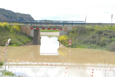 La recta de Arguedas con agua del barranco de Las Limas, cortes en la NA-134 y agua en las Bardenas tras las lluvias del 12 de abril.
