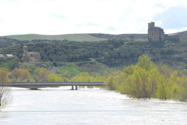 La recta de Arguedas con agua del barranco de Las Limas, cortes en la NA-134 y agua en las Bardenas tras las lluvias del 12 de abril.
