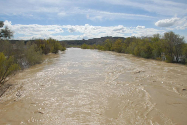 La recta de Arguedas con agua del barranco de Las Limas, cortes en la NA-134 y agua en las Bardenas tras las lluvias del 12 de abril.