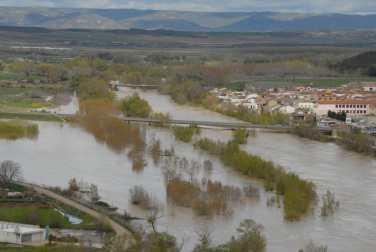 La recta de Arguedas con agua del barranco de Las Limas, cortes en la NA-134 y agua en las Bardenas tras las lluvias del 12 de abril.