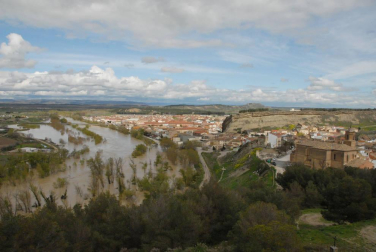 La recta de Arguedas con agua del barranco de Las Limas, cortes en la NA-134 y agua en las Bardenas tras las lluvias del 12 de abril.