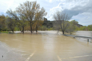 La recta de Arguedas con agua del barranco de Las Limas, cortes en la NA-134 y agua en las Bardenas tras las lluvias del 12 de abril.